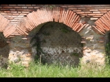 07876 ostia - regio iv - insula i - campo della magna mater - tempio della magna mater (iv,i,1) - westseite - mittl nische - 06-2024.jpg